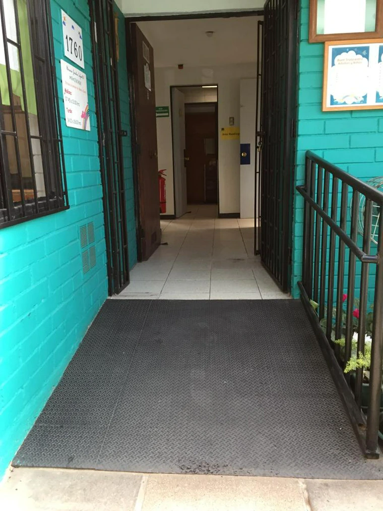 Fachada y accesos